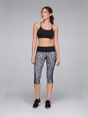 Lululemon Run A Marathon Crop II
Pretty Palm Black Angel Wing / Black Size 8